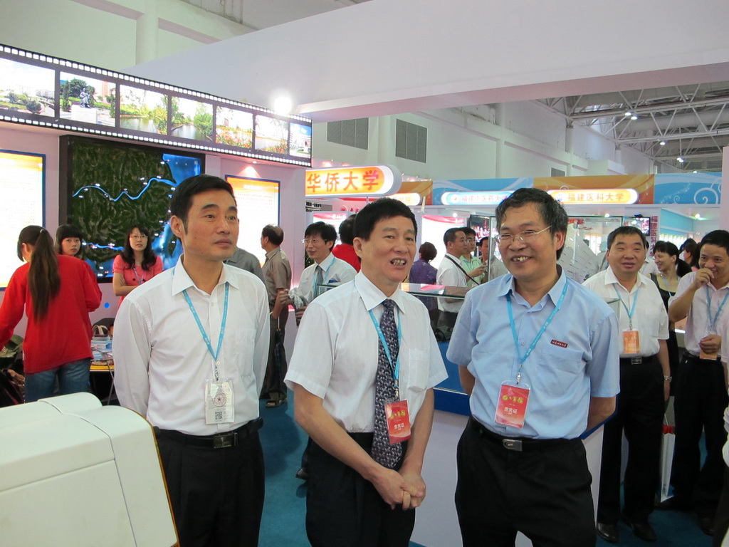 郑传芳书记到乐鱼(中国)展馆指导