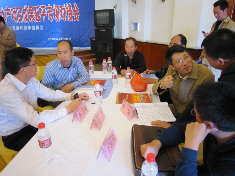 企业代表与乐鱼(中国)教授现场交流